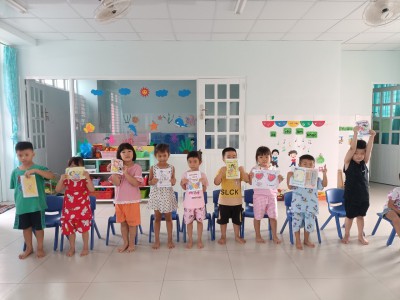 HOẠT ĐỘNG LÀM THIỆP 20/10 TẶNG MẸ CỦA CÁC BÉ .