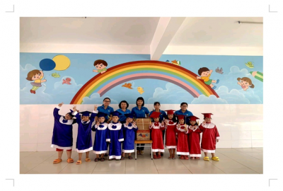 Ủy Ban nhân dân phường Tương Bình Hiệp đã đến thăm và tặng quà cho các cháu trường Mầm non Hoa Sen