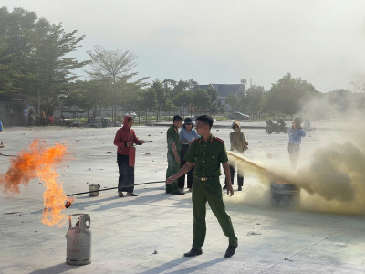 CBGVNV THAM GIA TẬP HUẤN PHÒNG CHÁY, CHỮA CHÁY