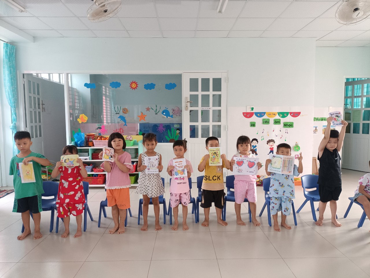 HOẠT ĐỘNG LÀM THIỆP 20/10 TẶNG MẸ CỦA CÁC BÉ .