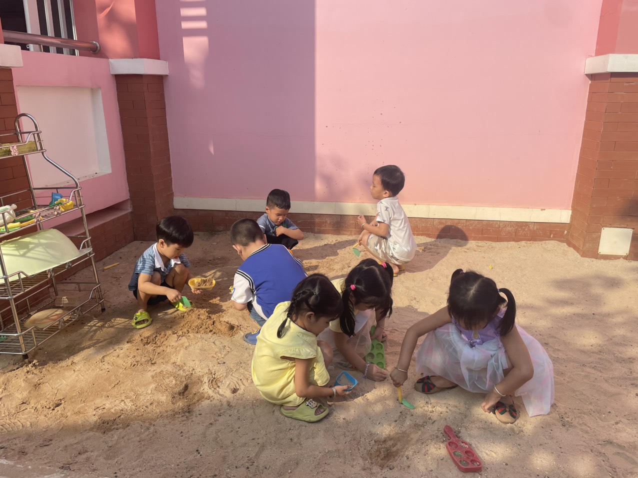 Hoạt động giúp bé phát triển trí thông minh qua trò chơi với cát, sỏi, nước.