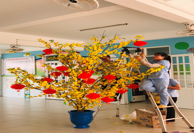 CÔNG TÁC CHUẨN BỊ MỪNG XUÂN GIÁP THÌN 2024 CỦA TRƯỜNG MẦM NON HOA SEN