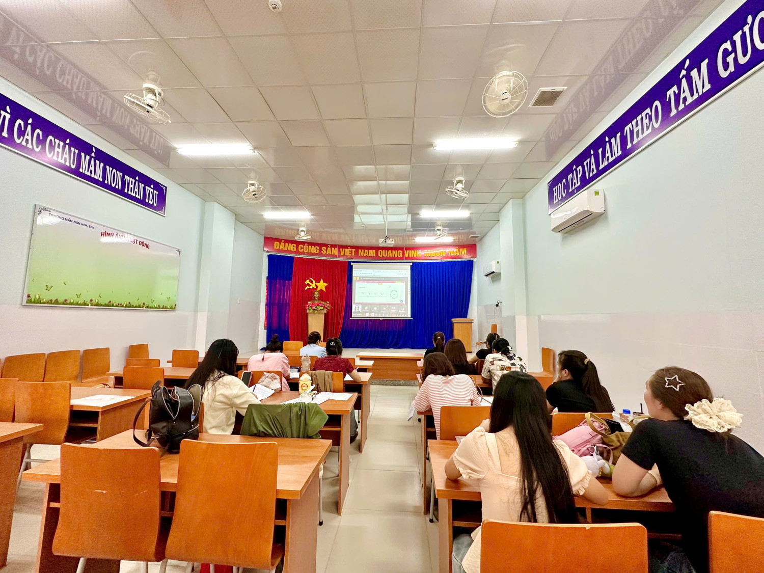 TRƯỜNG MẦM NON HOA SEN THAM GIA TẬP HUẤN THƯ VIỆN SỐ