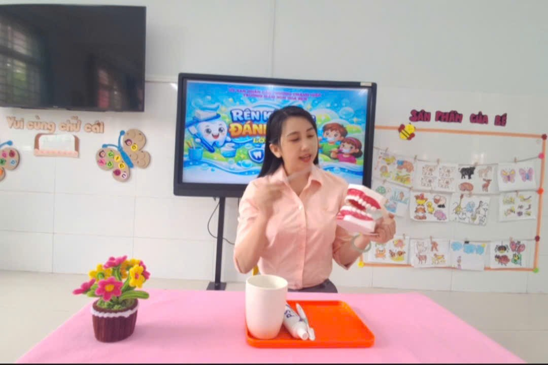 TRƯỜNG MN HOA SEN RÈN KỸ NĂNG ĐÁNH RĂNG CHO TRẺ LỚP CHỒI