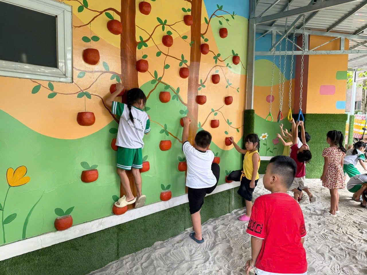 Những ngày đầu năm học mới, Trường Mầm non Hoa Sen lại rộn ràng tiếng cười nói của các bé khối Lá 👦👧. Sau kỳ nghỉ hè, các con trở lại trường trong niềm háo hức xen lẫn đôi chút bỡ ngỡ 😊.