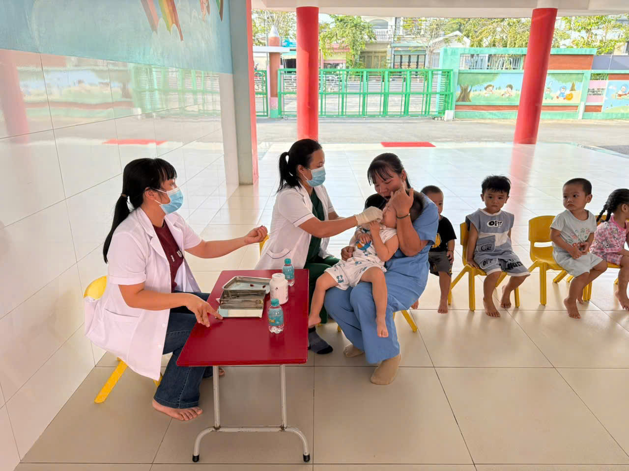 TRƯỜNG MN HOA SEN PHỐI HỢP VỚI TRẠM Y TẾ PHƯỜNG CHÁNH HIỆP CHO TRẺ UỐNG VITAMIN A – CHUNG TAY CHĂM SÓC SỨC KHỎE TRẺ EM